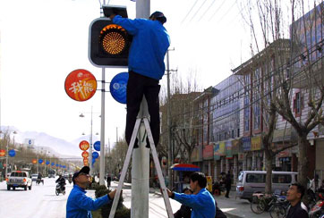 2006年3月22日，西藏威尼斯3608公司员工正在安装向拉萨捐赠太阳能交通指示灯